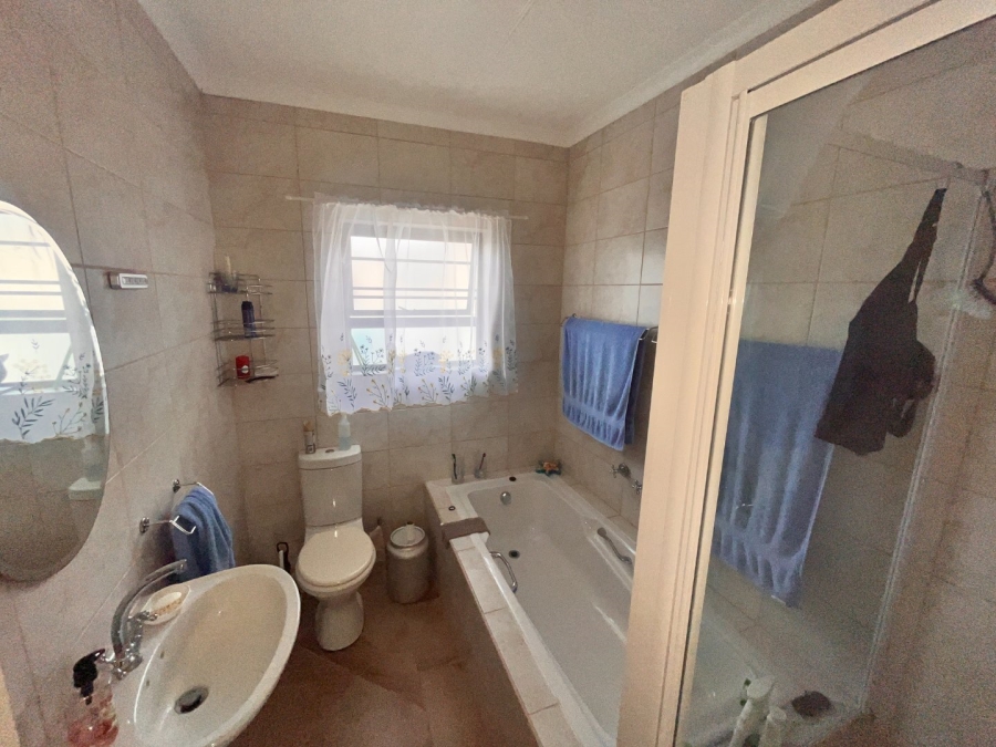 To Let 3 Bedroom Property for Rent in Wavecrest Eastern Cape